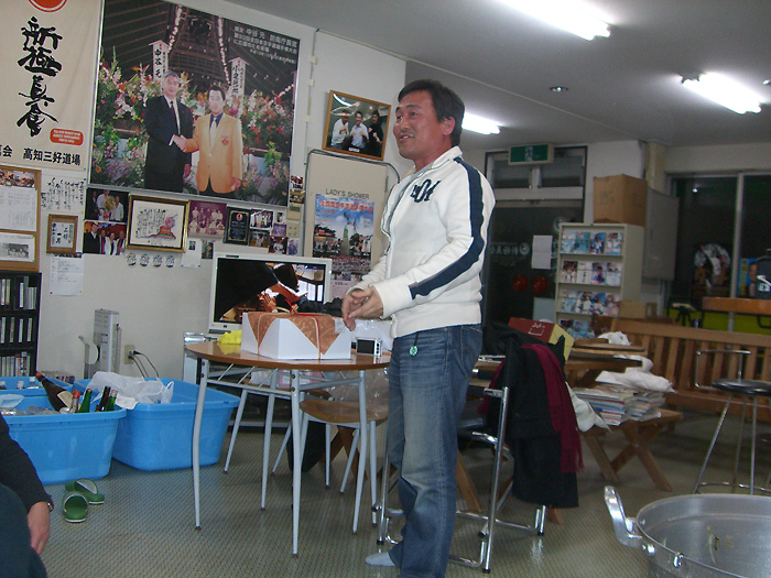 ��R�{�B���َ��ォ�瑱���u�O�D����`���̒��̐�������v (2011�N12���x)