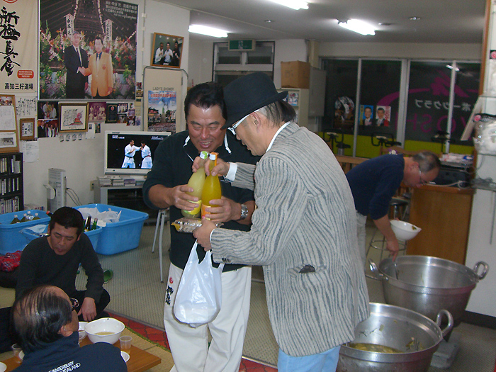 ��R�{�B���َ��ォ�瑱���u�O�D����`���̒��̐�������v (2011�N12���x)