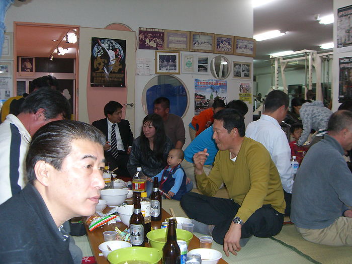 ��R�{�B���َ��ォ�瑱���u�O�D����`���̒��̐�������v (2011�N12���x)